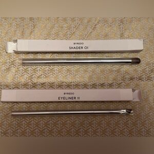 BYREDO SHADER 01
BYREDO EYELINER 11
Makeup Brush and Eyeliner Set -
NEW